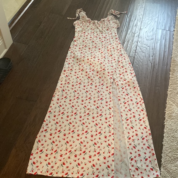 Gorgeous like new designer maxi dress. Lined flattering TRENDYcomfy and original - Picture 2 of 4